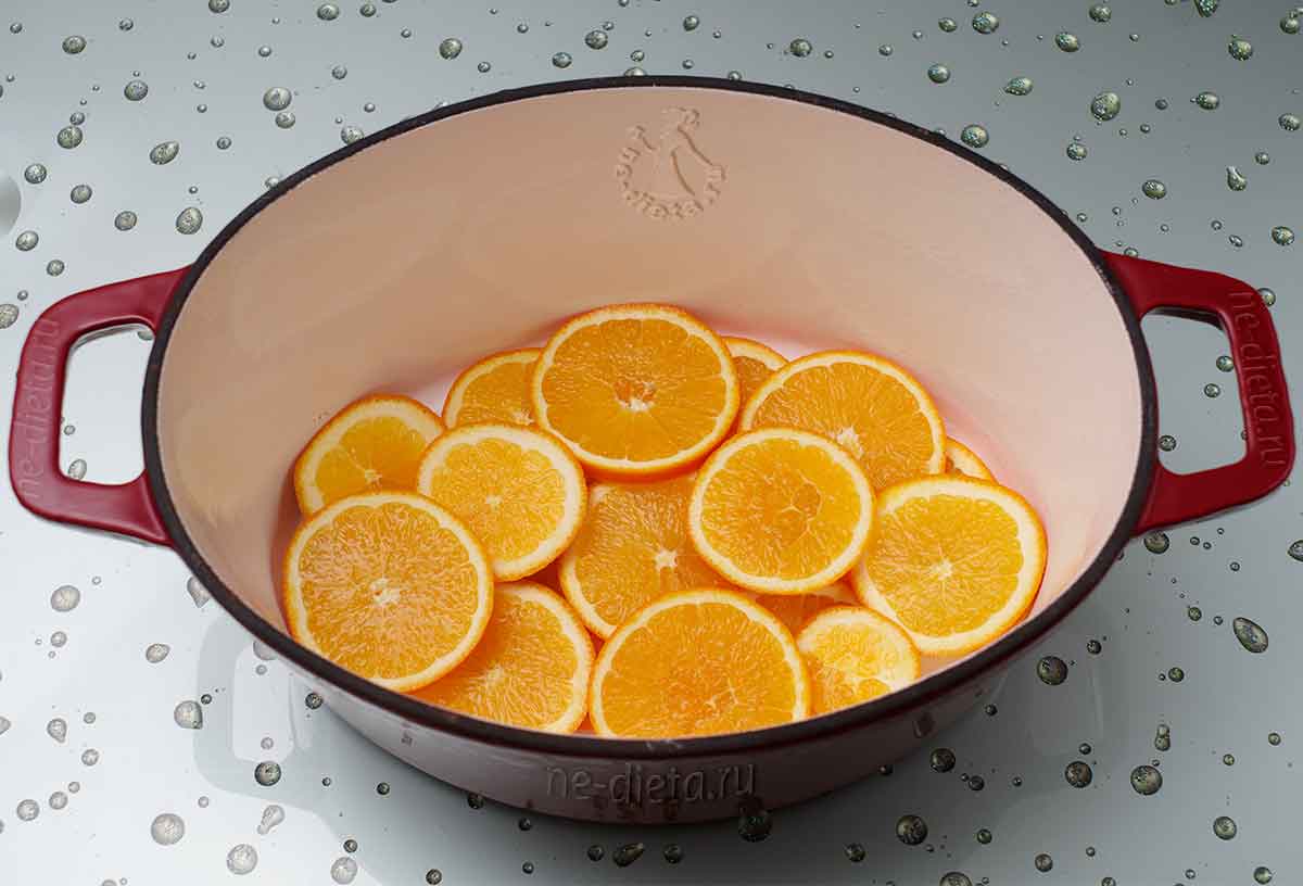 Апельсины выложить на дно утятницы