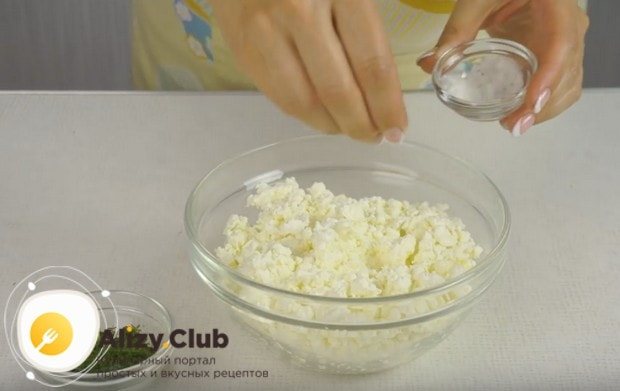 Чтобы приготовить рулет из лаваша с творожным сыром, немного разминаем творог вилкой и солим его по вкусу.