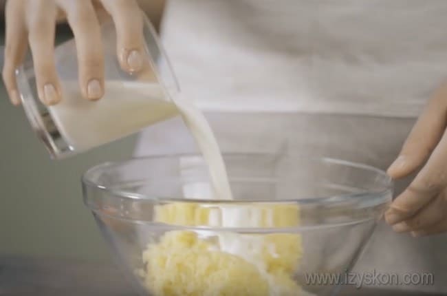 Этот рецепт с фото поможет вам приготовить нежные куриные маффины с сыром.