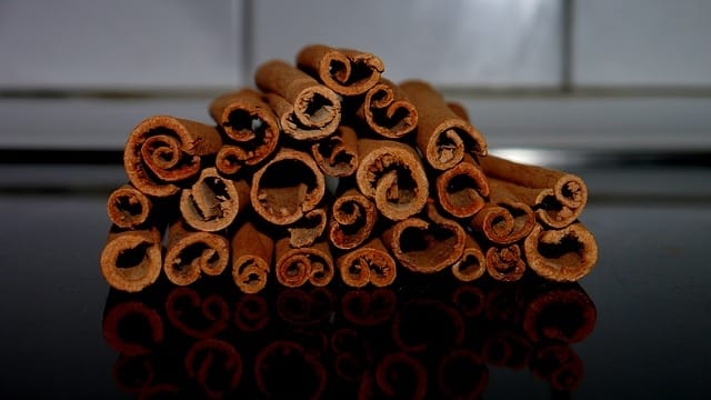 Cinnamon with honey: benefits and harms photo 1