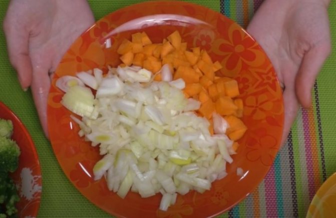 Лук и морковь нарезанные кусочками для суп-пюре