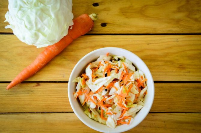 Pickled cabbage with and without carrots, recipe with garlic