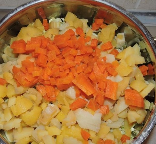 Морковку тоже очищаем и шинкуем кубиками