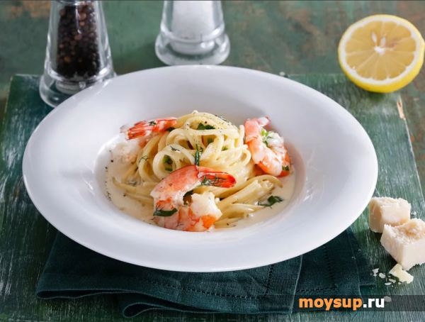 Carbonara pasta in creamy sauce with shrimp