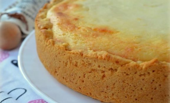 Recipe for banana curd cake in the oven, slow cooker and bread maker