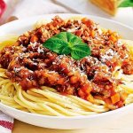 спагетти с фаршем и томатной пастой