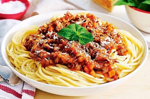 spaghetti with minced meat and tomato paste