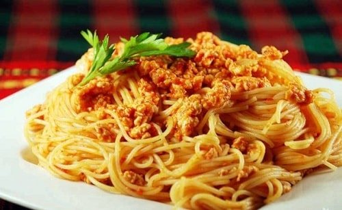 spaghetti with minced meat and tomato