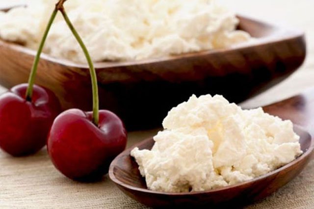 Cottage cheese and cherries