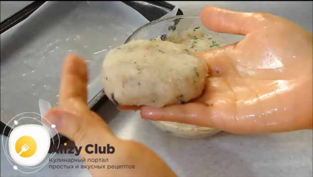 During the formation process, you can beat the cutlets in your hands