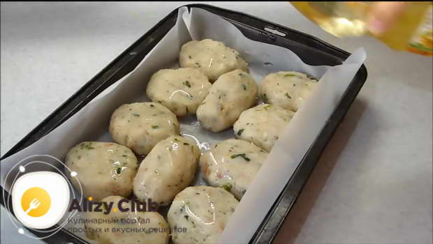 Place the preparations on a baking sheet, sprinkle them with vegetable oil on top