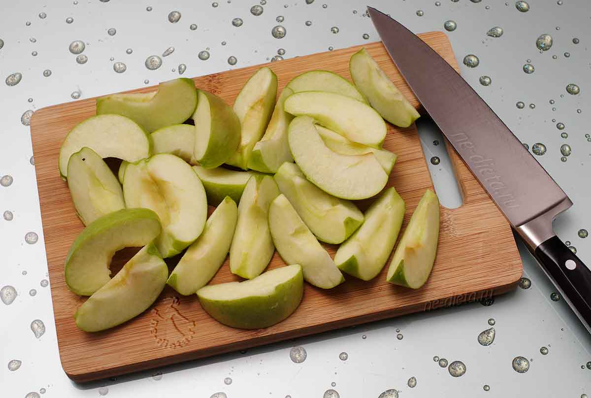 Cut apples into slices