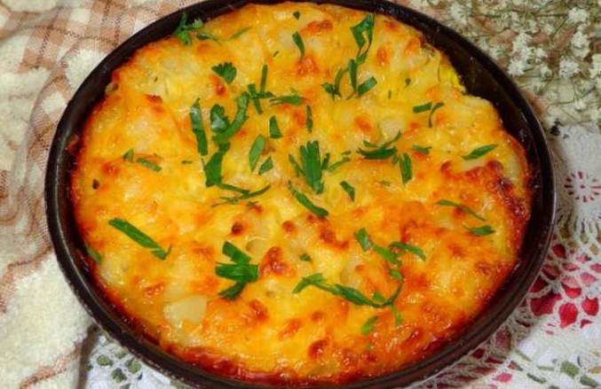 Casserole with carrots, macaroni and cheese